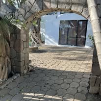 Acceso con arco de piedra